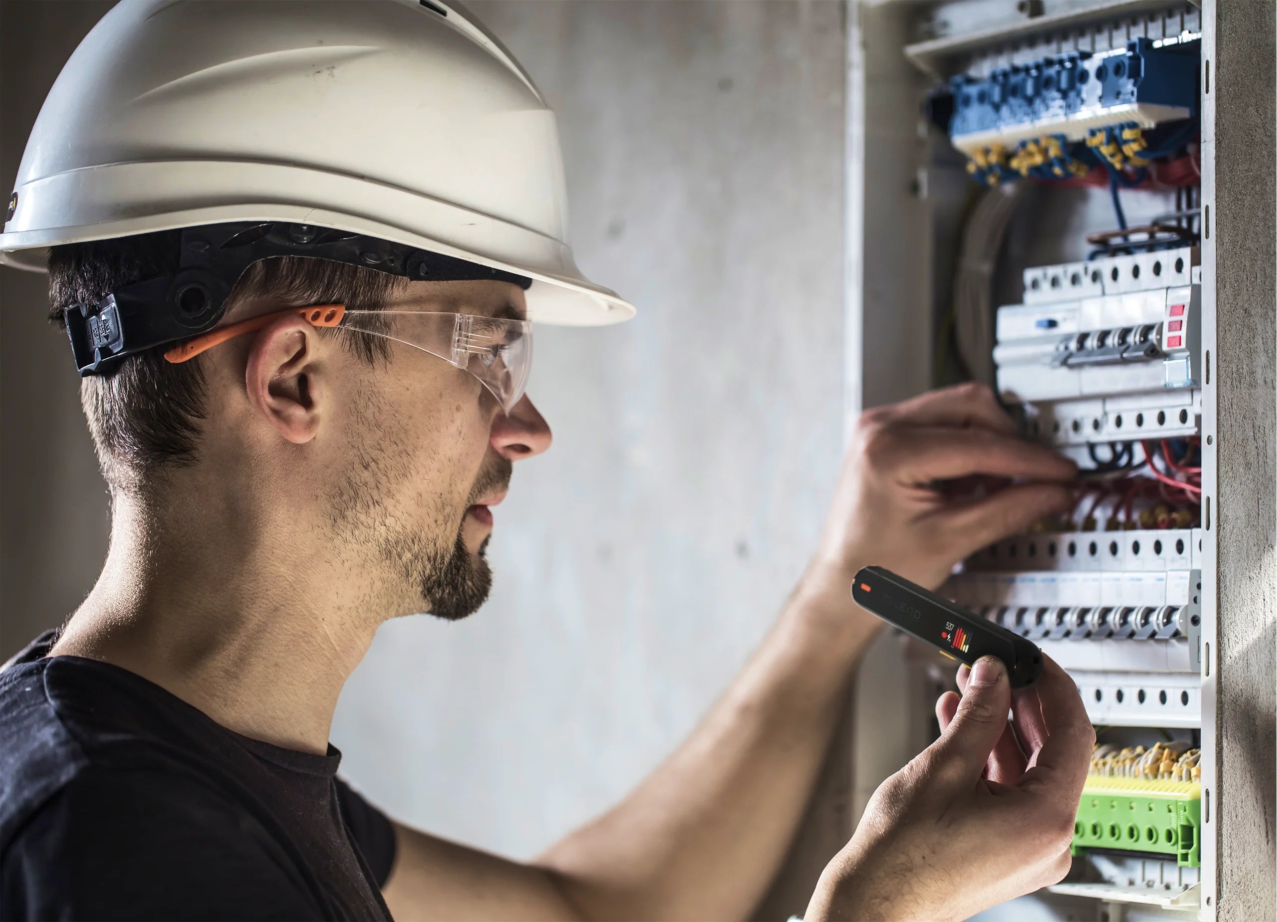 Electrician uses Milerd HiRange